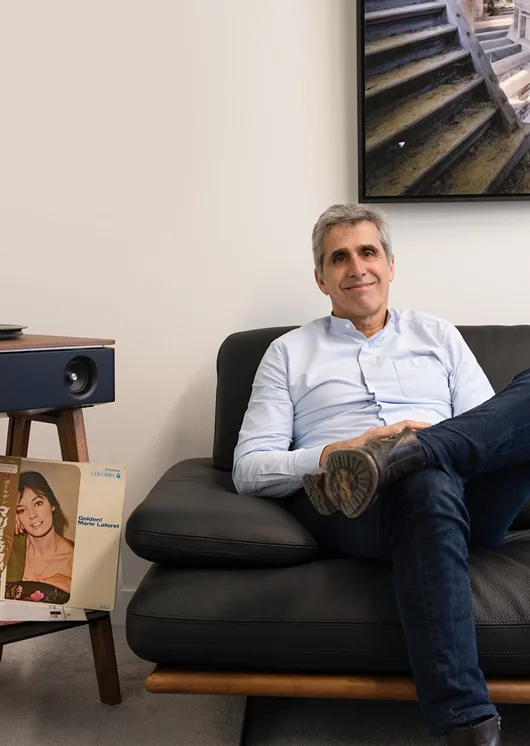 Gilles Sagé assis dans les bureaux de Lucca